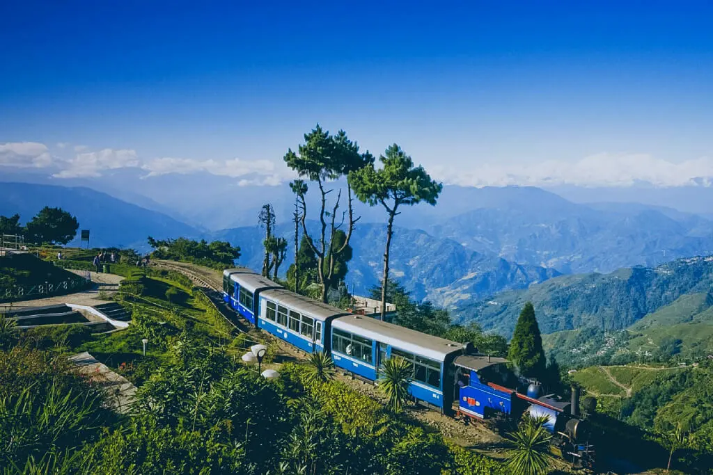batasia loop train darjeeling